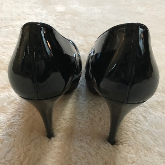 Stuart Weitzman Black Patent Leather Pump Basket 8 - Picture 4 of 7